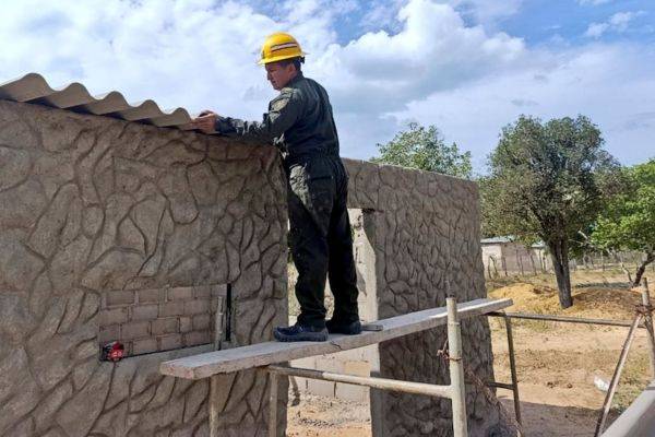 Ejército y Fundación Riocanes construyen consultorio para caninos en condición de abandono en La Guajira