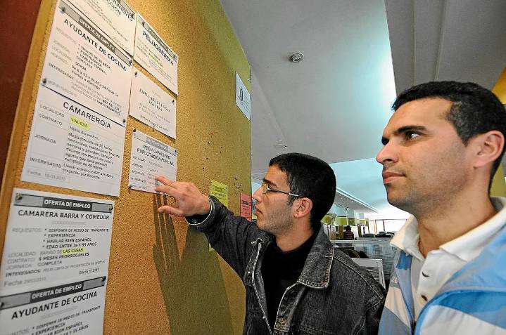 España encadena su cuarto mes consecutivo con aumento de paro entre los jóvenes: suma otros 10.000 menos de 25 años desempleados y un 4% menos de contratos