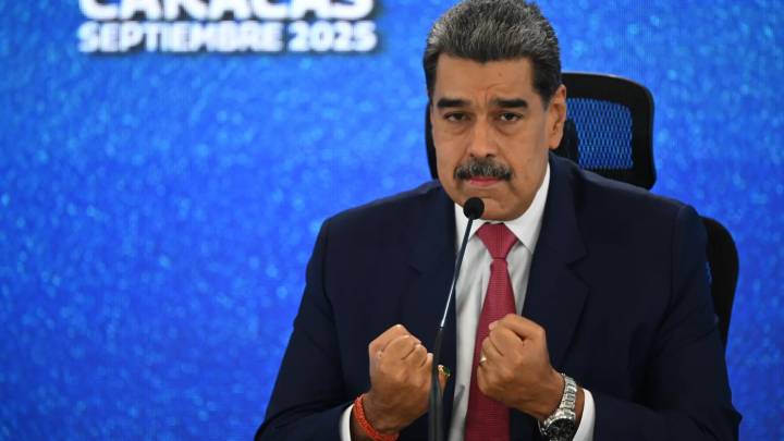Maduro ordena crear comandos de defensa en caso de "lucha armada" ante despliegue de EEUU