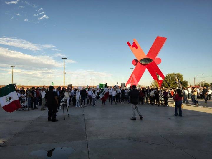 Protesta en Plaza de la Mexicanidad en Ciudad Juárez contra el Gobierno Federal