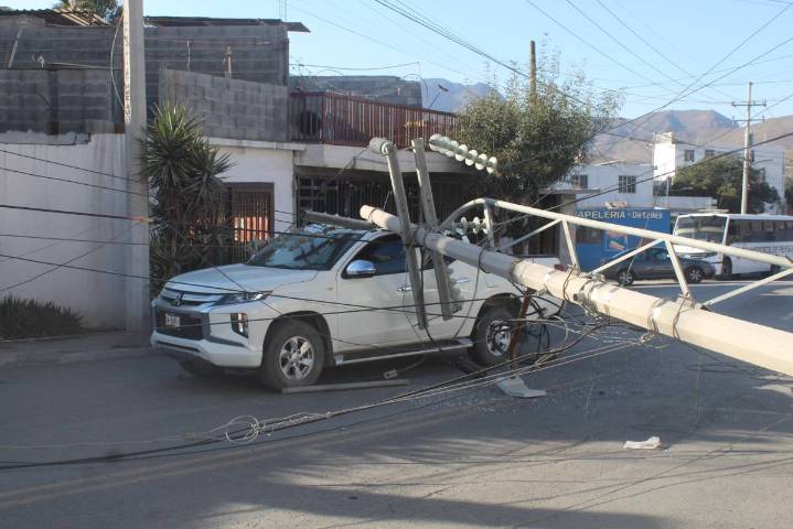 Saltillo: tráiler derriba poste y provoca daños a camioneta en Valle de las Torres