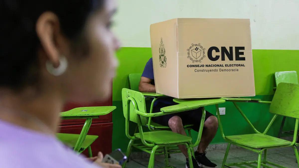 Largas filas y cánticos partidistas marcan el desarrollo de las elecciones generales en Honduras