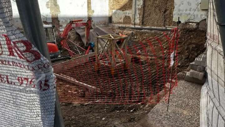 Vuelven a aparecer tierras rojizas en La Almozara de Zaragoza, esta vez en un solar en obras