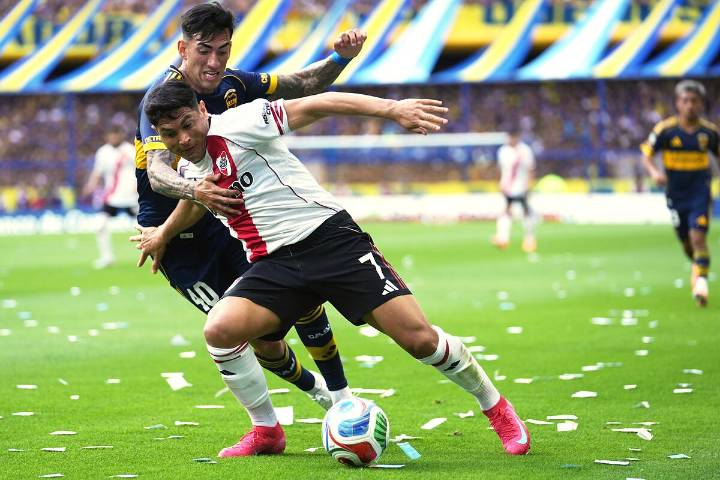 La trompada por la espalda de Maximiliano Salas a un aficionado que grababa las caras de River tras perder ante Boca