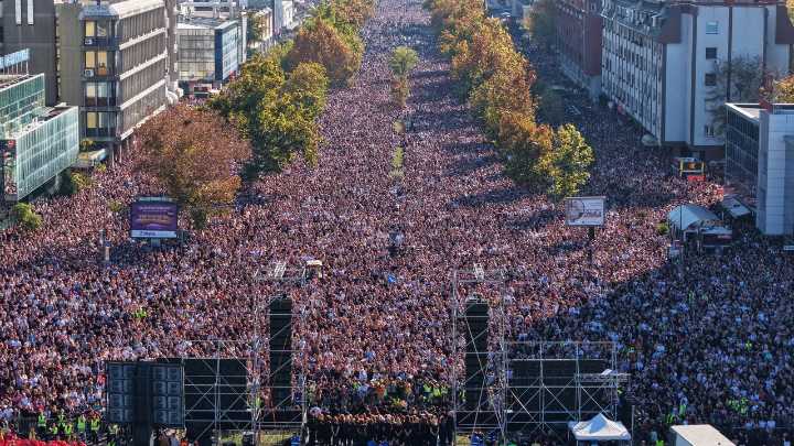 Serbia: un año después, la calle mantiene viva la protesta por el accidente de Novi Sad