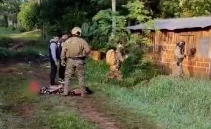 Caen dos redes delictivas en Garupá tras allanamientos simultáneos