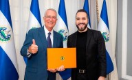 El empresario mexicano Salinas Pliego es recibido por el presidente salvadoreño Bukele