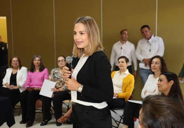 Reconoce Car Herrera a las voluntarias de Casa de la Mujer