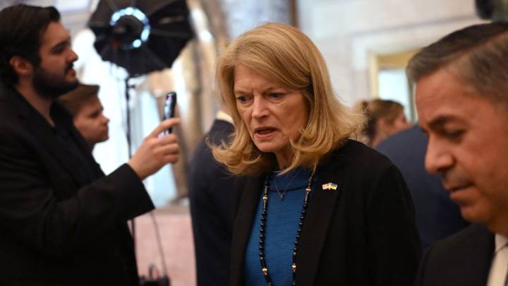Murkowski cruza líneas partidarias y cuestiona el intento de juicio militar contra el senador demócrata Kelly