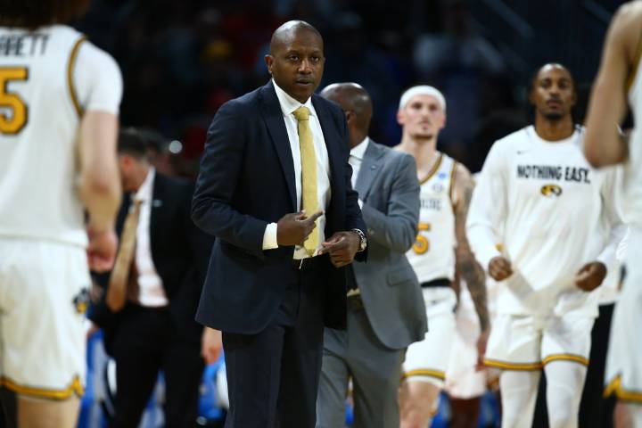 Deadspin | Mark Mitchell scores 22 as Missouri routs South Dakota