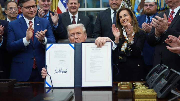 VIDEO: Momento Exacto que Donald Trump Firma Proyecto que Pone Fin a Cierre de Gobierno de Estados Unidos