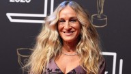 ¿Llevar la cartera abierta es tendencia? Sarah Jessica Parker dice que sí, con un modelo Fendi con lentejuelas