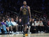LeBron James, fuera de las duelas: los Lakers anuncian que irá día a día