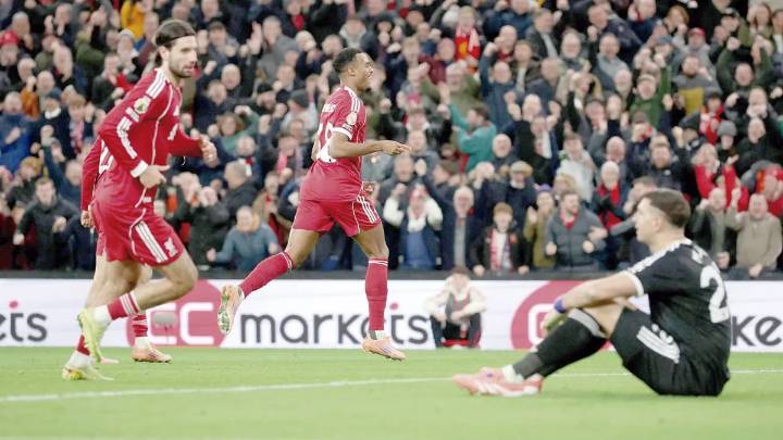 Error del Dibu Martínez y derrota para Aston Villa