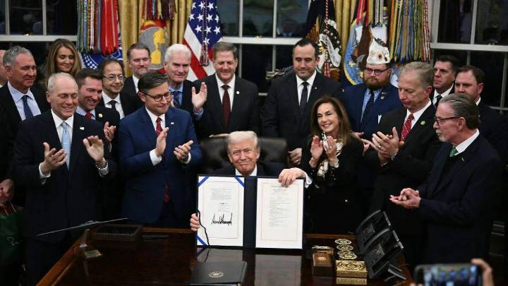 Termina el cierre del gobierno de EU: Trump firma ley de financiamiento