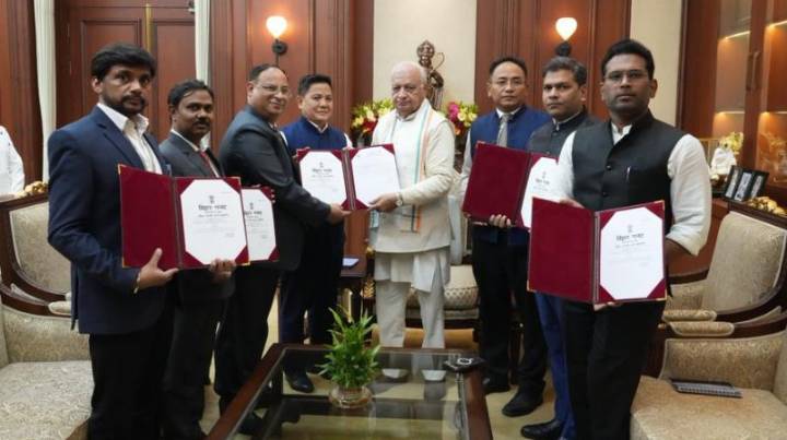 Bihar Chief Electoral Officer Hands Over List of 243 Newly Elected MLAs to Governor Arif Mohammad Khan