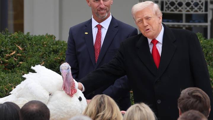 Trump indulta a dos pavos por Acción de Gracias