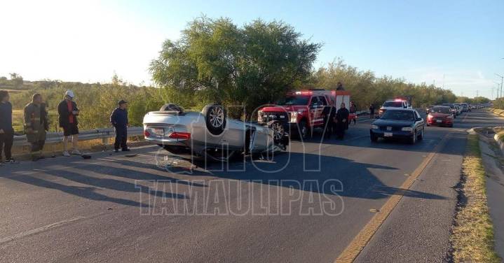 Joven sale ileso tras aparatosa volcadura en Nuevo Laredo