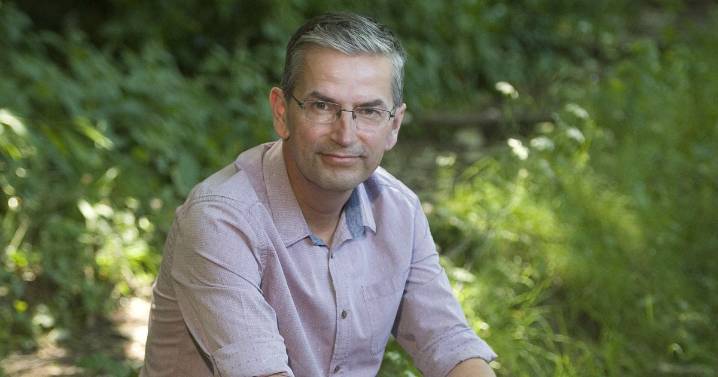 Edinburgh presenter found 'wine gum sized' lump as he pushes for early testing