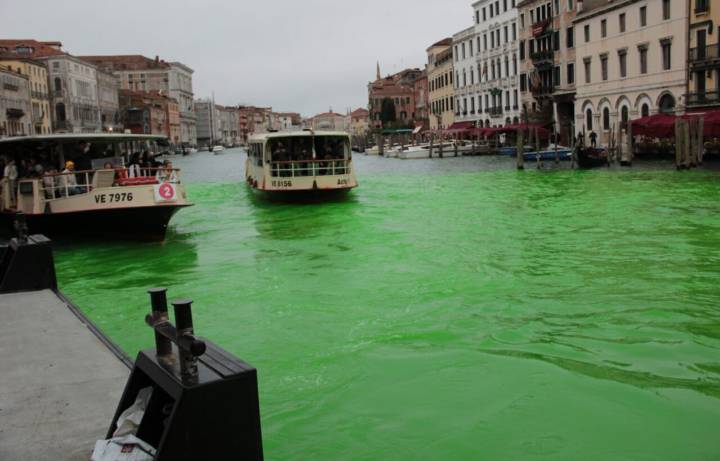 El Gran Canal de Venecia aparece teñido de verde por una protesta ambiental
