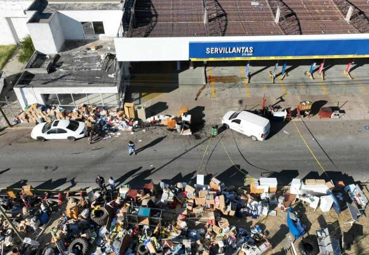 Desalojo de llantera Michelin desata rapiña en San Juan del Río, Querétaro