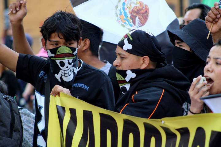 Frenan policías reducido contingente de Generación Z en marcha sin efecto