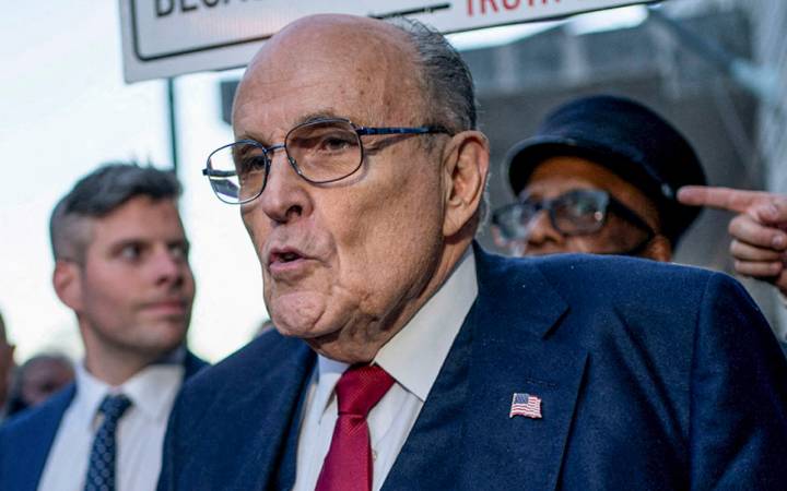 Trump indulta a Giuliani y a decenas de implicados en su intento de revertir las elecciones de 2020
