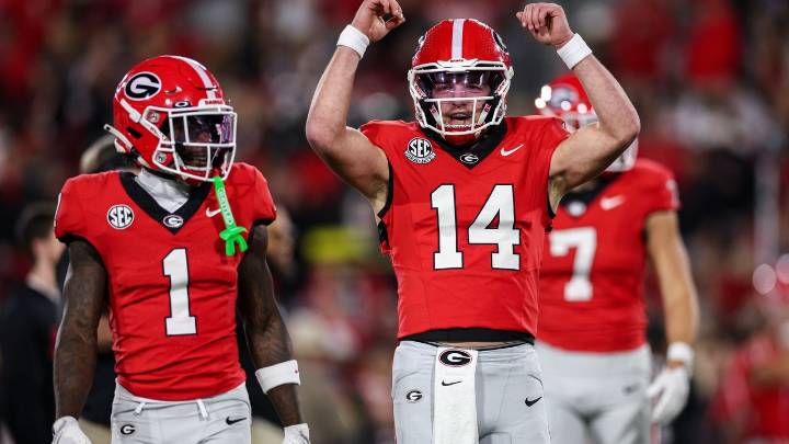 Stockton accounts for 5 touchdowns to outshine Manning as No. 5 Georgia beats No. 10 Texas 35