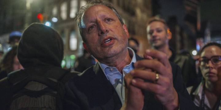 ‘I want a trial’: Brad Lander, the centrist who helped Zohran Mamdani get elected, refuses to cop a plea for his immigration protest arrest