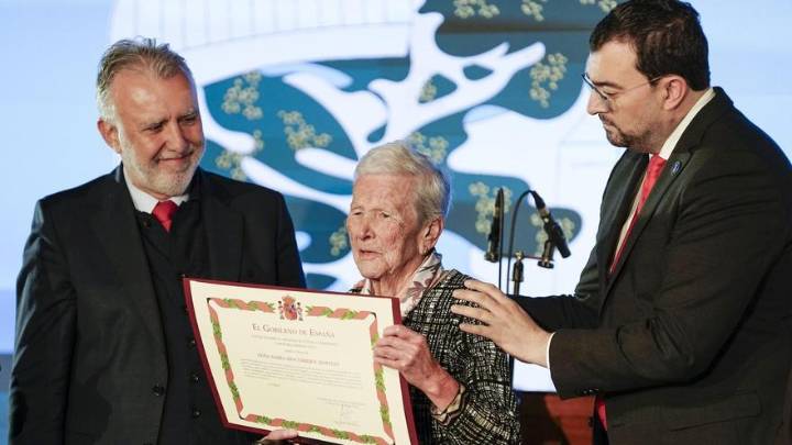 El ministro Torres pide en el Pozo Sotón cuidar la democracia, esa "perla" que "tanto ha costado labrar"