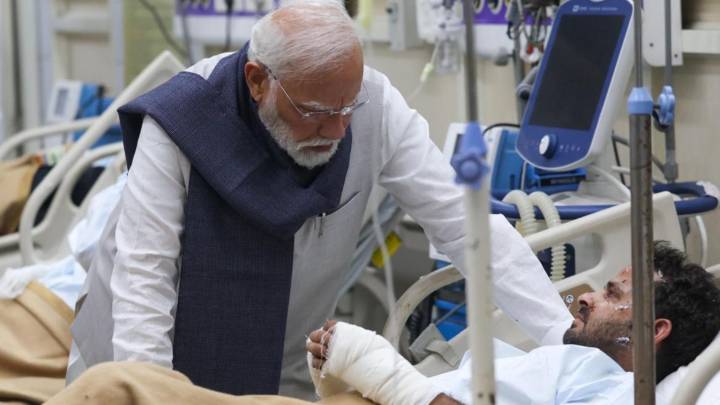 PM Modi meets victims of Red Fort blast at LNJP hospital, reiterates ‘conspirators will be brought to justice’