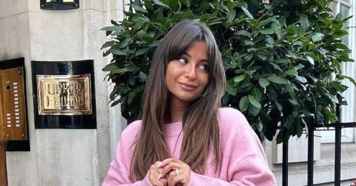 Rosa y holgadito, el jersey de ochos de Mango que sube de nivel los vaqueros más clásicos este invierno