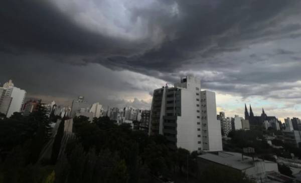 En medio del mini verano, lanzan alerta amarilla por tormentas fuertes este jueves en La Plata: ¿a qué hora llegan?