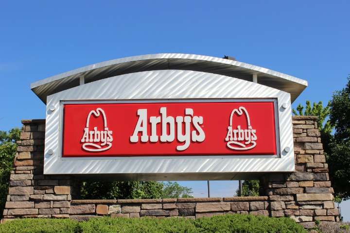 Arby’s cierra en 8 estados y deja 1,400 trabajadores sin empleo: así afectará a las familias en 2025