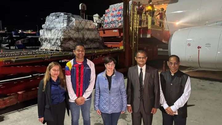 Cargamento con 135 mil nuevas vacunas provenientes de la India arriba al país