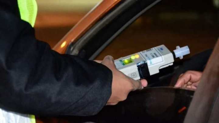 Intentó sobornar a policías tras dar positivo en el test de alcoholemia