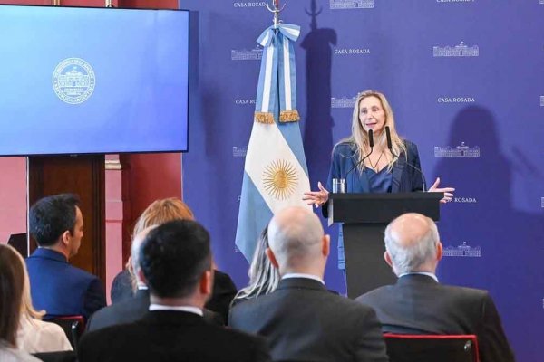 Karina Milei ahora junta a los senadores y se diluye el rol de Manuel Adorni