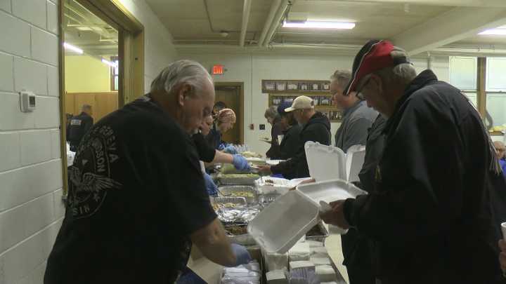 Free community Thanksgiving dinner served in Milwaukee