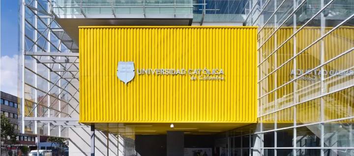 Evacúan la Universidad Católica en Bogotá por amenaza de bomba