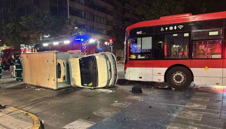 Bus y camión tres cuartos protagonizan violento choque en Santiago Centro