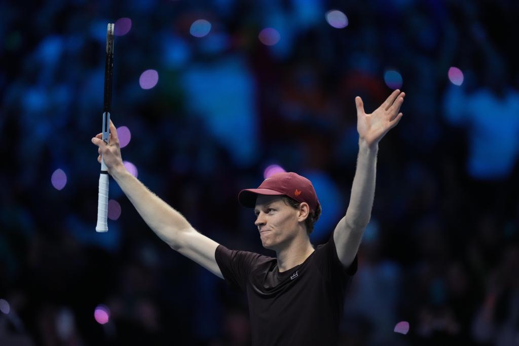 Jannik Sinner vence a Carlos Alcaraz y defiende el título de las Finales ATP