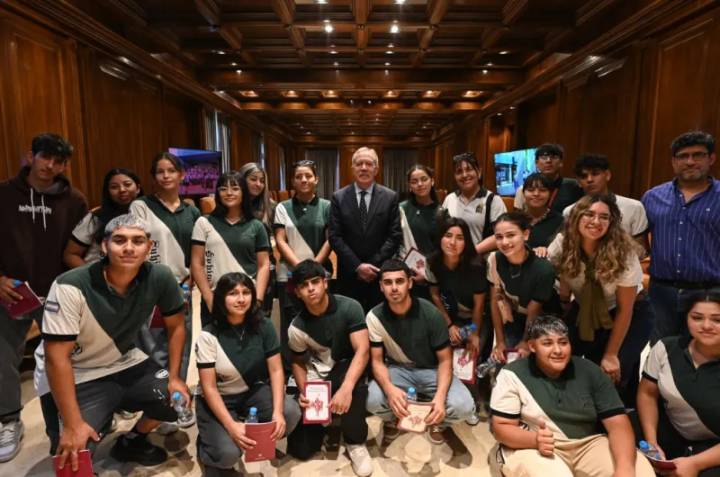 El Jefe de Gabinete recibió en Casa de Gobierno a alumnos de Las Termas de Río Hondo