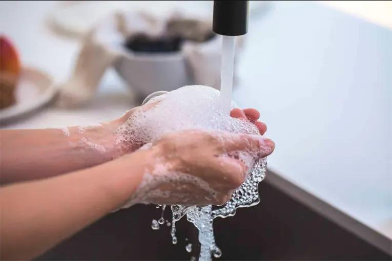 ANMAT prohibió dos jabones líquidos y equipos médicos por falta de registro