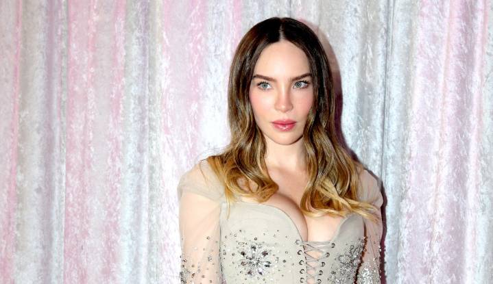 Vestuario de Belinda casi la deja desnuda ante miles de personas en pleno concierto