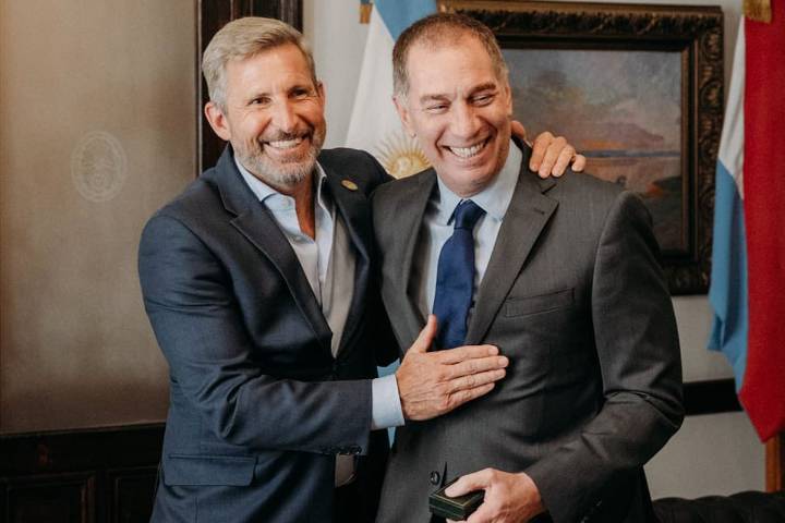 "¿Le tienen que pedir permiso a Cristina?" Santilli justificó la falta de convocatoria a Kicillof y le pidió ser “consecuentes” y “coherentes”