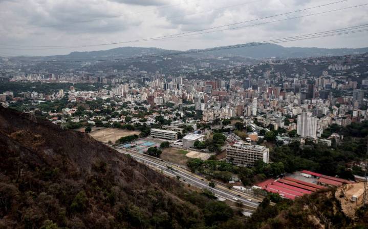 Trump dijo que el espacio aéreo de Venezuela debe considerarse “cerrado en su totalidad”