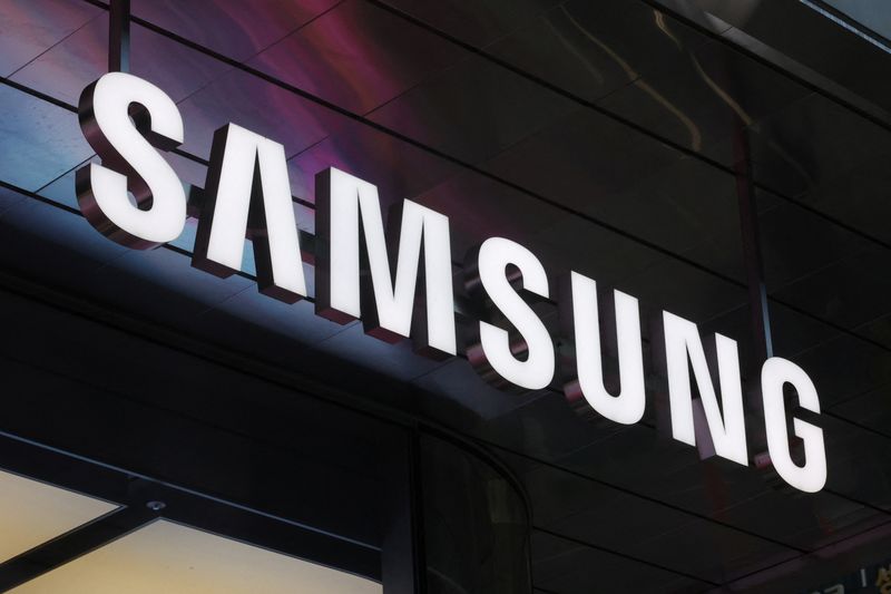 Samsung Elec shares rise more than 3% after investment pledge