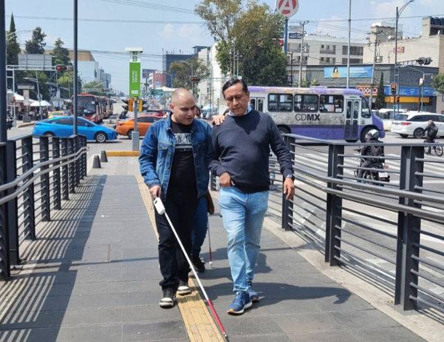 IMSS impulsa trato gentil y tecnología inclusiva para personas con discapacidad visual