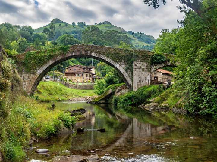 El misterio del Hombre Pez, la casa diseñada por Gaudí y los paisajes infinitos de Cantabria