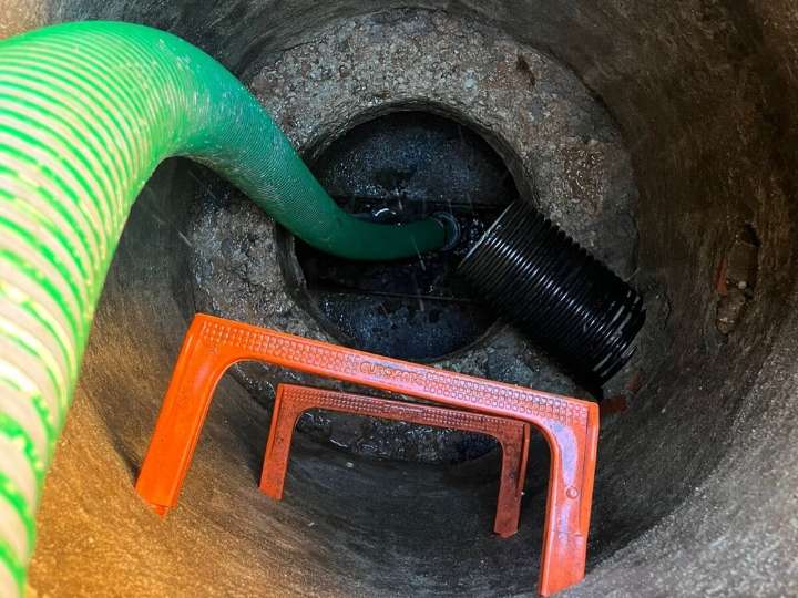 Limpian el colector de saneamiento de Calderón de la Barca